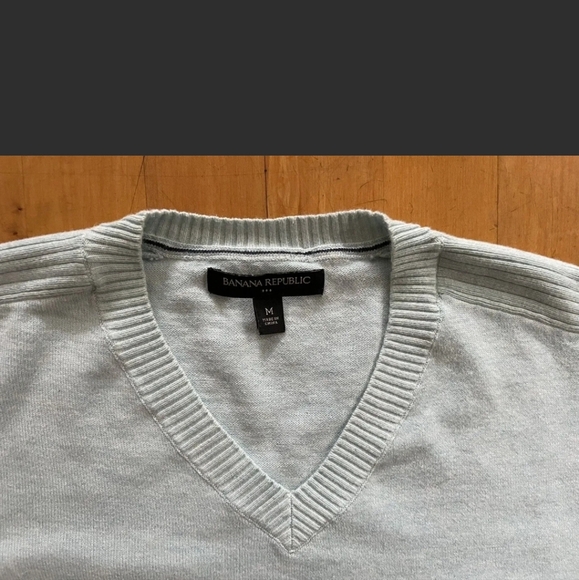 Banana Republic Men's Medium Light Blue V-Neck Sweater - Picture 3 of 12